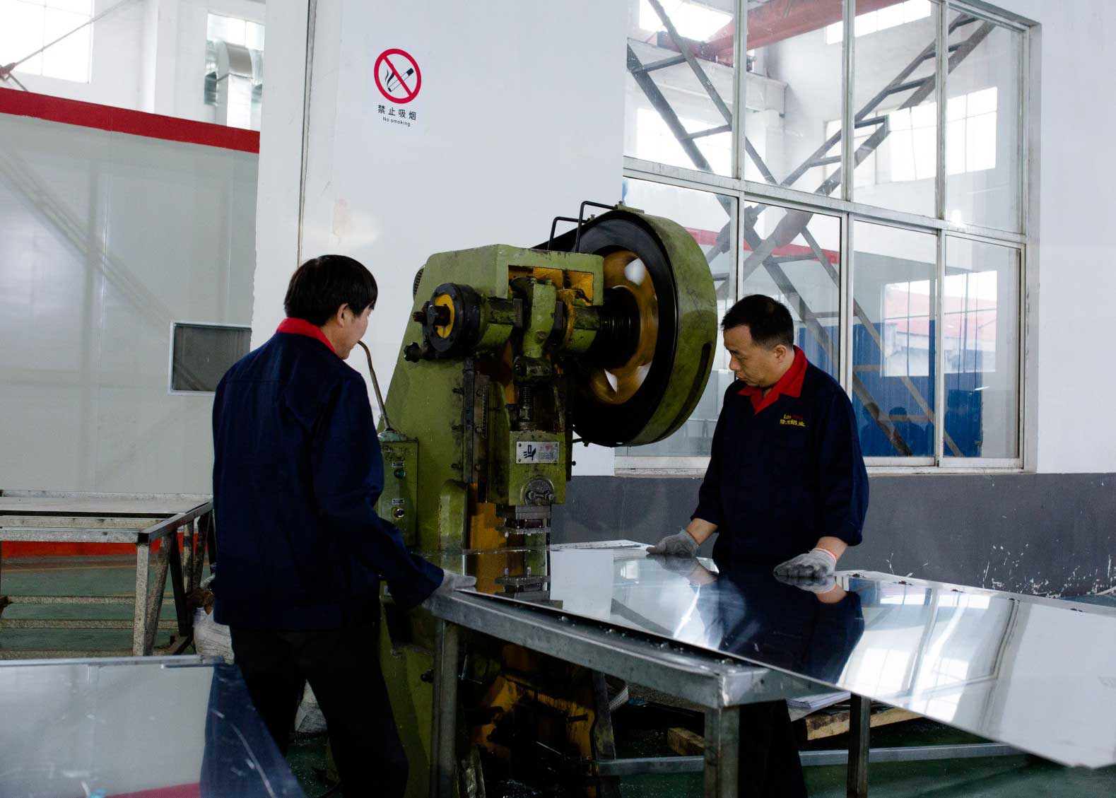 隆光铝业的天使正在兢兢业业的工作中