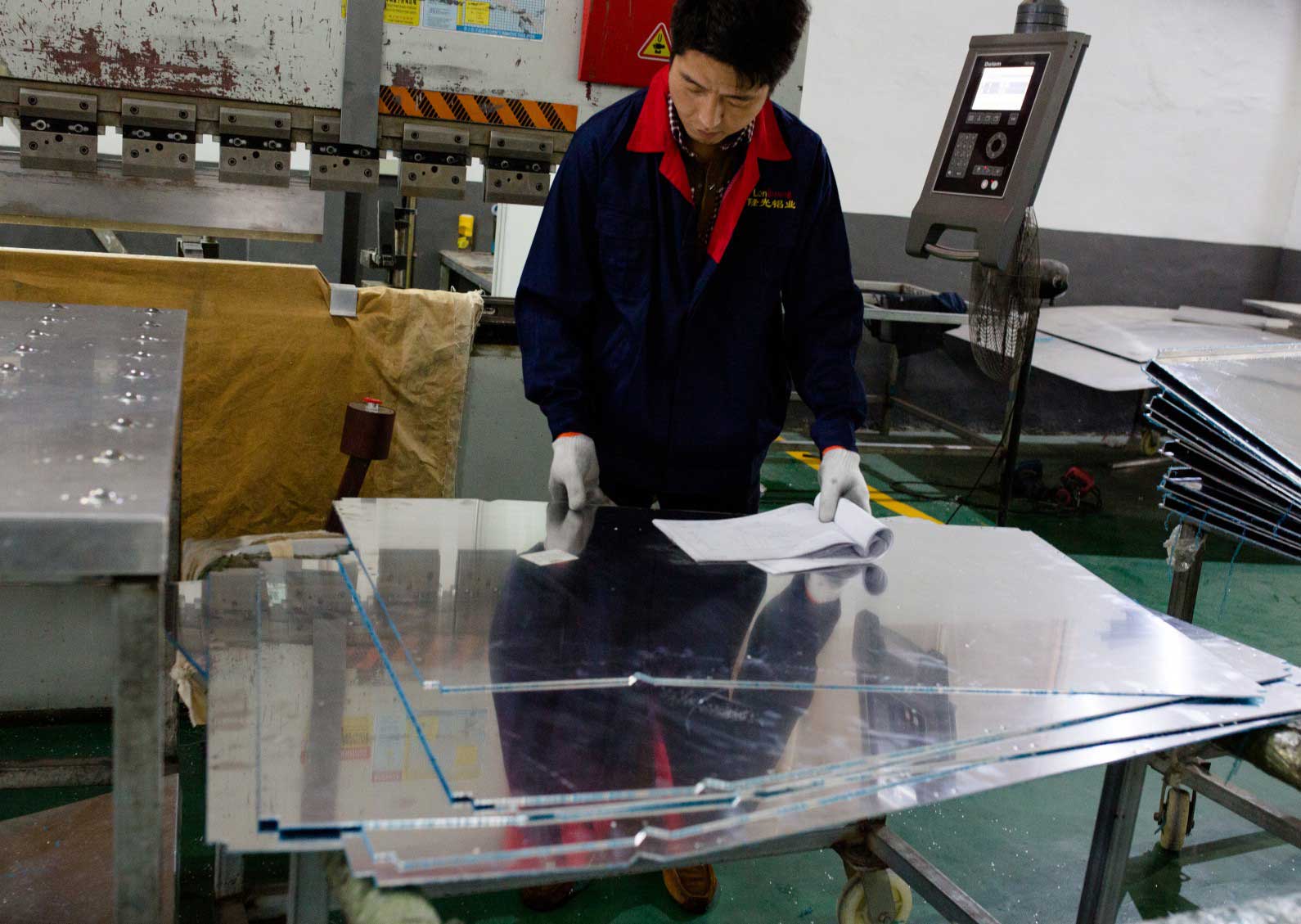 隆光铝业的天使正在兢兢业业的工作中
